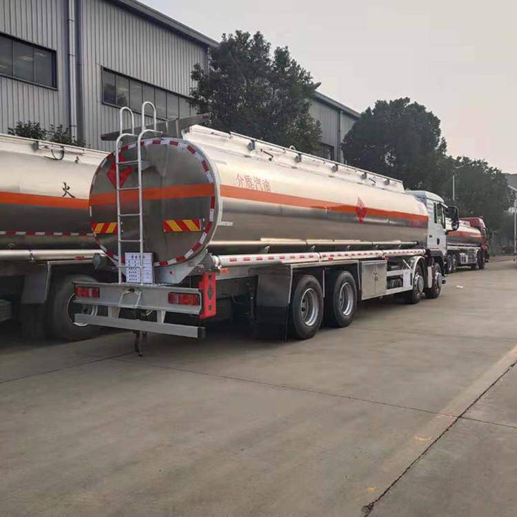 重汽汕德卡铝合金油罐车 高效运油新标杆