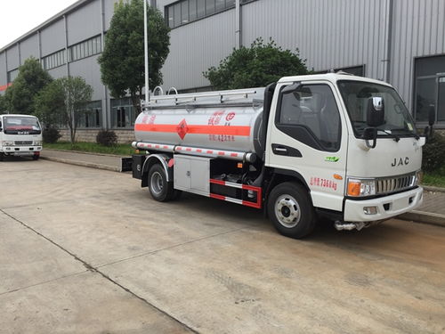 5吨运油车批发价出售，3-10吨加油车限时特价，助力能源运输