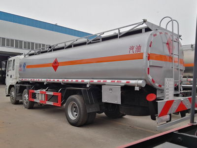 东风商用车小三轴运油车 19.6吨高效运输首选